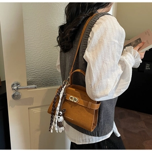 Detail der braunen Vintage Wildleder Handtasche mit Seidenschal und Schloss