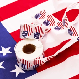 Vista ravvicinata di adesivi a cuore con bandiera USA su sfondo di bandiera americana