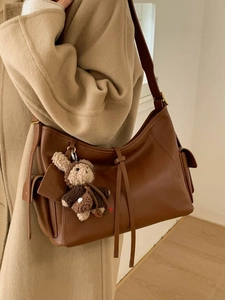 Sac à bandoulière marron foncé grande capacité avec pompon et breloque lapin en peluche