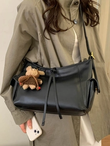 Sac à bandoulière noir tendance avec rubans et pendentif ours en peluche mignon