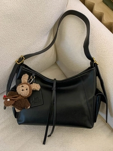 Grand sac hobo chic en cuir mat noir avec bandoulière réglable et breloque lapin