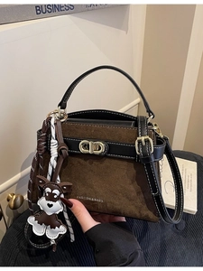 Retro Handtasche aus braunem Wildleder mit goldenen Details und Hundeanhänger