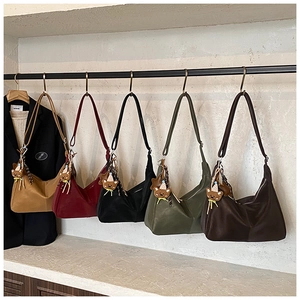 Dettaglio di borse hobo in cinque colori con graziosi ciondoli a forma di orso