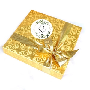 Goldene Geschenkbox mit Seidenschleife und Let Love Grow Sticker für Hochzeiten