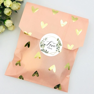 Pfirsichrosa Geschenktüte mit goldenem Herzmuster und Let Love Grow Aufkleber auf Weiß