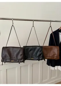 Drei elegante Tragetaschen in Dunkelkaffee, Schwarz und Hellbraun mit Goldschnallen