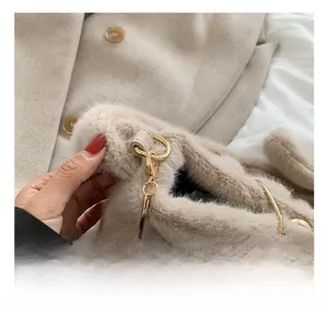 Détail du crochet en métal doré et de la chaîne serpent sur sac à main en peluche