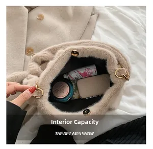 Capacité interne du sac en peluche beige avec téléphone et cosmétiques inclus
