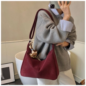 Borsa hobo scamosciata bordeaux con ciondolo a orsetto in stile selfie allo specchio