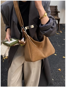 Borsa hobo in pelle marrone con tracolla regolabile e dettaglio charm orsetto di peluche