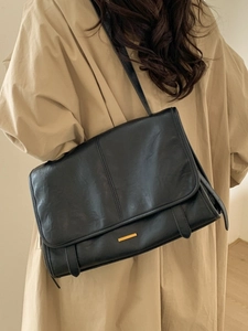 Vintage-Umhängetasche aus schwarzem Glanzleder mit goldener Hardware für den Winter