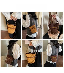 Sac seau matelassé présenté en différents styles: porté croisé, à l'épaule et à la main