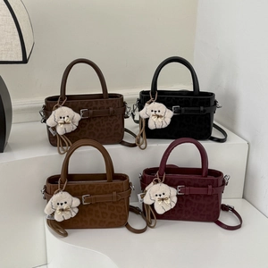 Borse a tracolla leopardate nei colori caffè scuro, nero, caramello e bordeaux con ciondoli