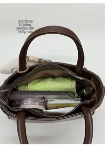 Interno spazioso della borsa in pelle testa di moro che mostra la grande capacità per oggetti