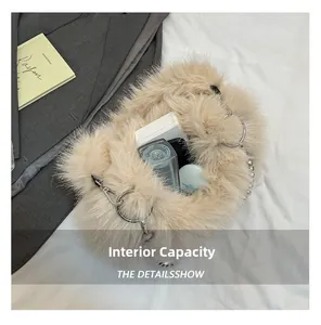 Vue de dessus d'un sac en peluche beige montrant la capacité intérieure pour cosmétiques