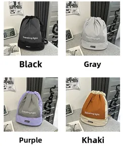 Dettaglio che mostra zaini con coulisse versatili in nero, grigio, viola e kaki