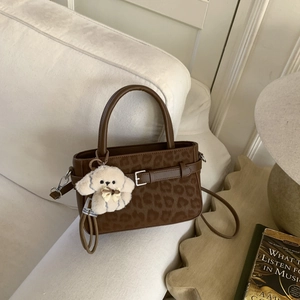 Borsa a mano leopardata marrone con ciondolo a forma di cane e tracolla lunga