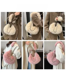 Détail de sacs croissants en peluche crème et rose montrant la texture douce et les chaînes