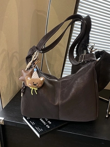 Borsa Tote Vintage da Donna in Pelle PU Opaca Grande Capacità Borsa a Tracolla Hobo Con Ciondolo a Orso Stella Per Pendolarismo