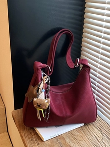 Borsa hobo vintage bordeaux in ecopelle con ciondoli a forma di orso e stella