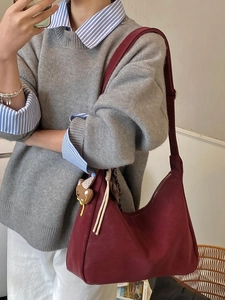 Classica borsa hobo bordeaux opaca con ciondolo a forma di orsetto di peluche