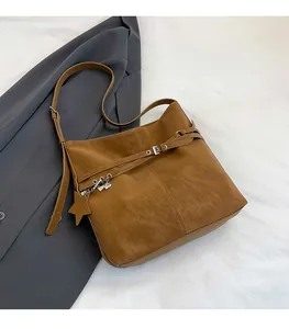 Détails du sac fourre-tout marron en similicuir avec boucles et pendentifs cœur