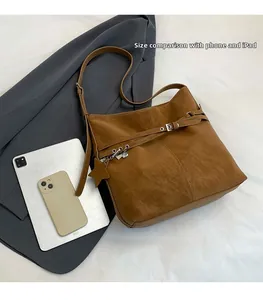 Sac fourre-tout en daim marron avec comparaison de taille tablette et mobile