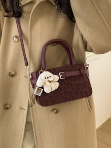 Borsa a mano bordeaux da donna con stampa leopardata e ciondolo a forma di cucciolo
