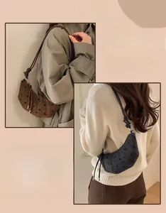 Sac croissant à pois en marron et gris anthracite porté à l'épaule par un mannequin