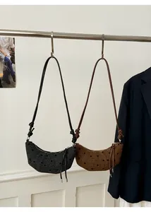 Dettaglio di borse a mezzaluna nere e marroni con eleganti motivi a pois colorati