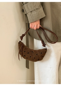 Détail de la texture en lin tissé avec pois et broderie sur le sac croissant rétro