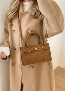 Detalle del bolso bandolera vintage marrón oscuro con hebilla dorada y cuero texturizado