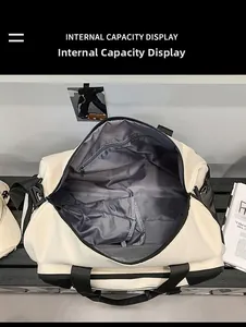 Innenansicht einer großen Reisetasche mit geräumigem Hauptfach und Reißverschlusstasche