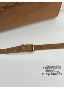 Correa ajustable de ante marrón con hebilla dorada para llevar el bolso de varias formas