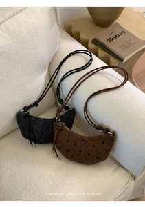 Détails des sacs en laine gris foncé et marron posés sur un canapé beige douillet