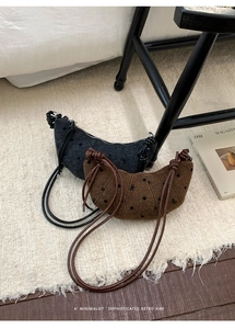 Vue détaillée des sacs croissant en toile gris et marron avec broderie à pois