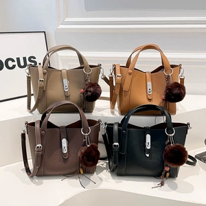 Détail des sacs seau en cuir à texture litchi en gris, beige, marron et noir classique