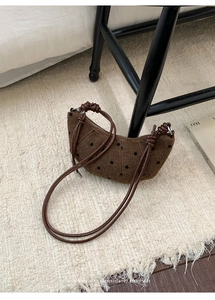 Vue détaillée du sac croissant en toile à pois marron avec détails de cordes nouées