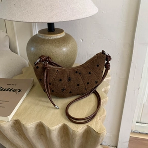 Sac croissant en tweed marron avec broderies à pois et bandoulière en cuir chic