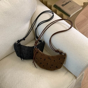 Détail de sacs croissants en tricot avec motifs de nœuds en noir et marron