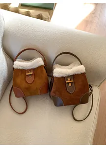 Détail de sacs seaux d'hiver en daim avec fausse fourrure posés sur un canapé