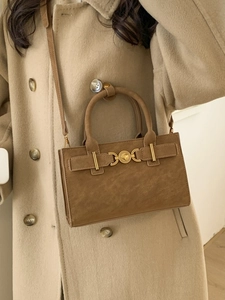 Bolso vintage marrón de ante sintético con hebilla de corazón dorado y asa de mano
