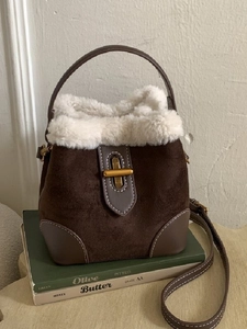 Borsa a Secchiello da Donna in Camoscio Retrò Con Bordo in Pelliccia Sintetica Bianca Marrone Caramello Piccola Borsa a Tracolla Per Inverno