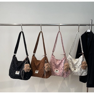 Sacs fourre-tout en toile en quatre couleurs avec oursons et pendentifs en peluche