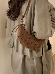 Sac croissant en laine marron avec pois noirs et broderie petits nœuds élégante