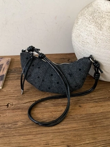 Sac croissant gris foncé à pois avec bandoulière noire élégante pour femme chic