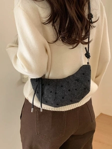 Sac croissant gris foncé à pois noirs avec bandoulière à nœuds de style élégant