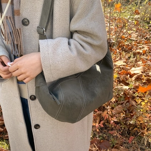 Détail du sac bandoulière gris-vert avec surpiqûres et bandoulière large réglable