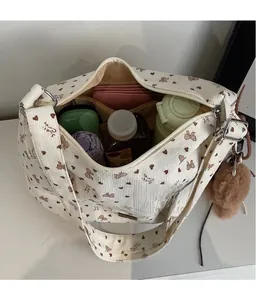 Vue intérieure du sac cabas en velours côtelé blanc montrant sa grande capacité de rangement
