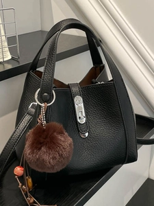 Sac Seau pour Femme Minimaliste en Cuir PU Motif Litchi Avec Serrure en Métal Charme Boule de Fourrure Sac Bandoulière Décontracté